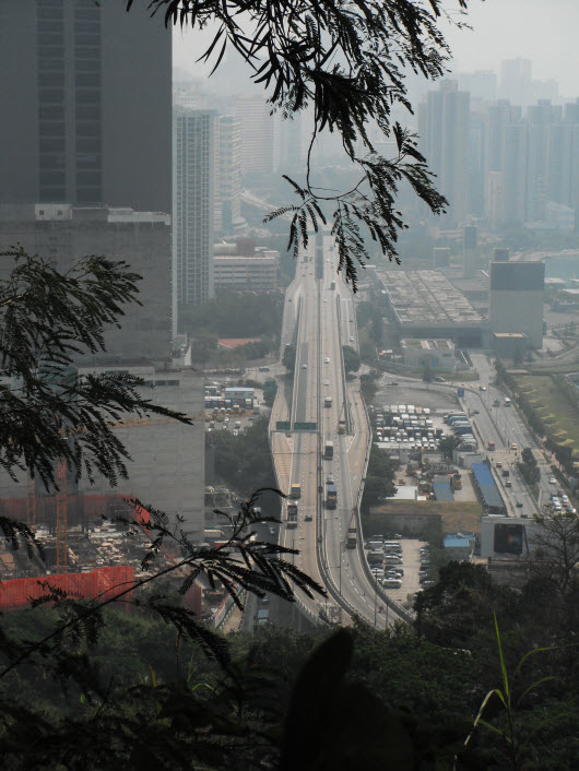 荃灣大帽山引水道俯瞰荃灣市區