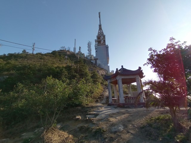 青山頂峰．韓陵片石亭